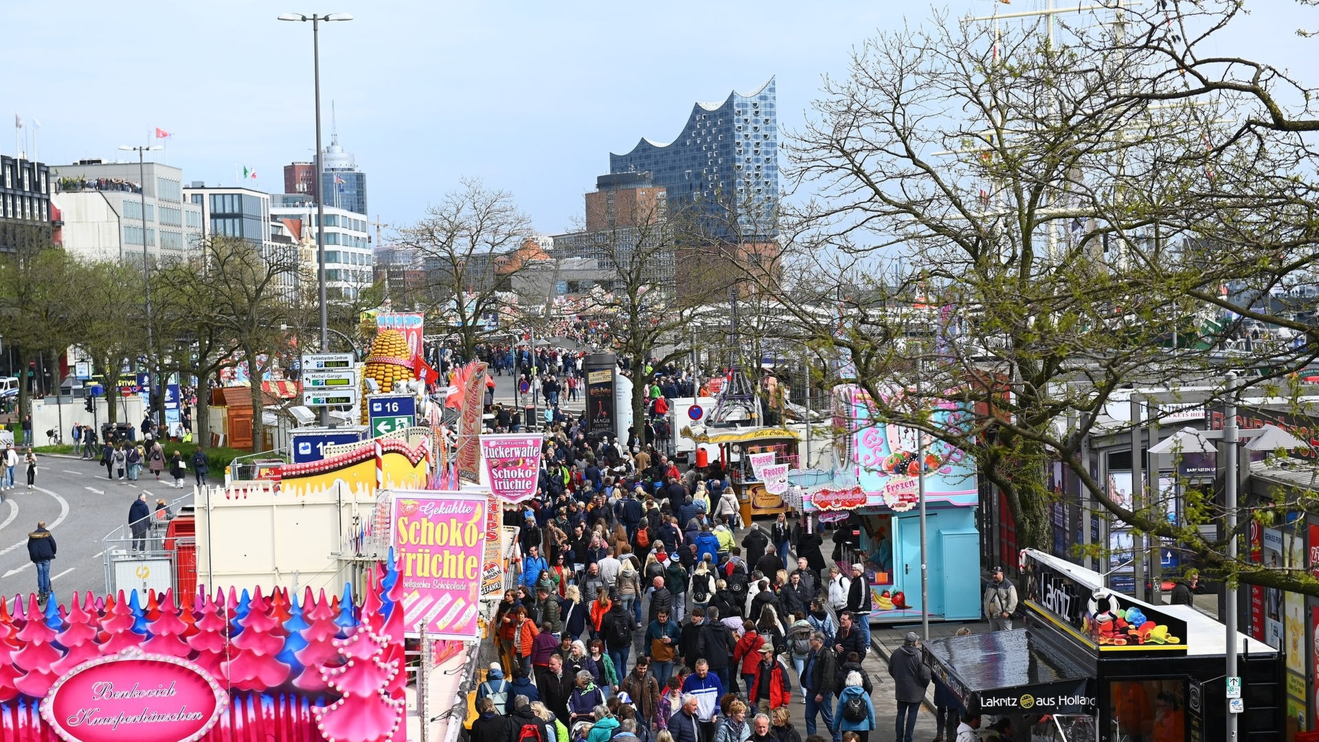 Mehr als eine Million Menschen feiern Hafengeburtstag in Hamburg