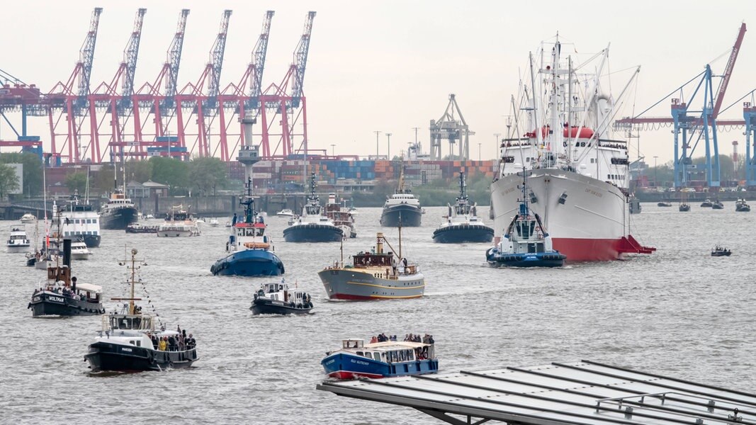 Zahlreiche Schiffe laufen beim Hafengeburtstag 2023 in den Hamburger Hafen ein.