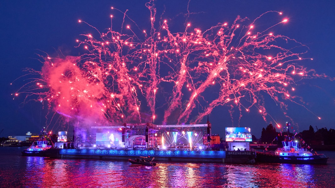 Feuerwerk über der Elbe beim Hafengeburtstag 2024. 