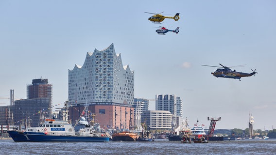 Der Airbus Helikopter H145 vom ADAC (links), der Helikopter EC 135 der Polizei und der amphibische Marinehubschrauber Sea King kreisen während des 835. Hamburger Hafengeburtstages über der Elbe im Hafen. ©  Georg Wendt/dpa Foto:  Georg Wendt