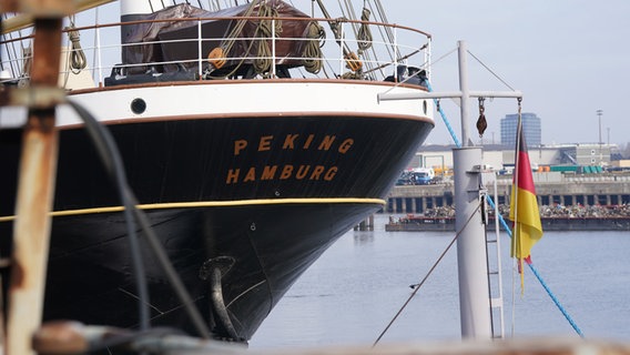 "Peking Hamburg" steht am Heck der Viermastbark "Peking" im Deutschen Hafenmuseum. © picture alliance Foto: Marcus Brandt