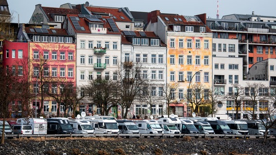 Blick auf Häuser und geparkte Wohnmobile in der Hafenstraße in Hamburg-St. Pauli. © dpa Foto: Daniel Bockwoldt