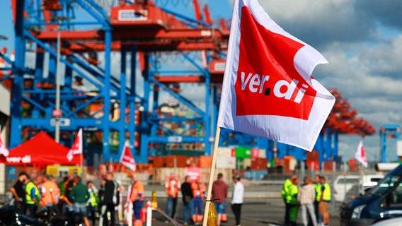 Mitarbeiter und Mitarbeiterinnen streiken im Hafen. © picture alliance / dpa Foto: Christian Charisius
