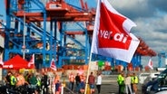 Mitarbeiter und Mitarbeiterinnen streiken im Hafen. © picture alliance / dpa Foto: Christian Charisius