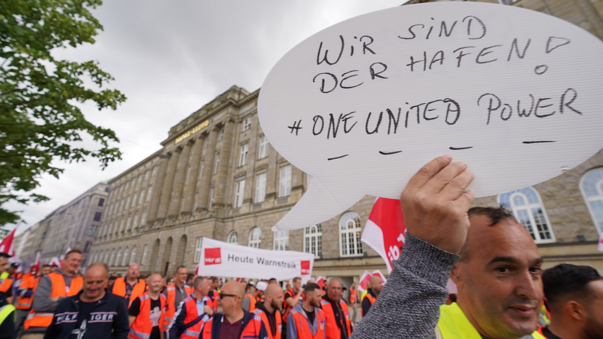 Hafenarbeiter in Hamburg beenden Warnstreik