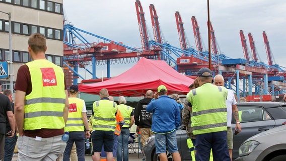 Streikende stehen am Container Terminal Burchardkai (CTB) im Hamburger Hafen zusammen. © picture alliance/dpa Foto: Bodo Marks