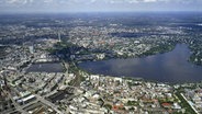 Die Binnen- und Außenalster in Hamburg, ausgenommen aus der Luft. © picture alliance / blickwinke Foto: Luftbild Bertram