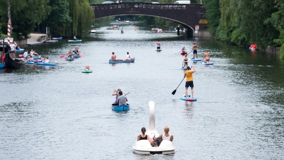 Zahlreiche Menschen sind mit verschiednen Gefährten und Booten auf dem Osterbekkanal unterwegs. © picture alliance/dpa | Daniel Bockwoldt Foto: Daniel Bockwoldt