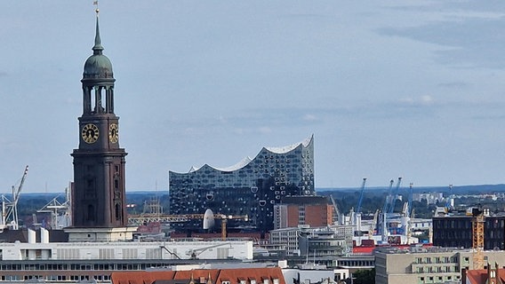 Blick von der Aussischtsplattform des neu gestalteten Bunkers in Hamburg-St.Pauli auf den Michel und die Elbphilharmonie. © picture alliance / Eibner-Pressefoto | Augst 