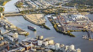 Luftaufnahme des Hamburger Hafen zum Sonnenuntergang mit Elbe, Hafen City und den Elbbrücken. © picture alliance Foto: Thomas Lammeyer