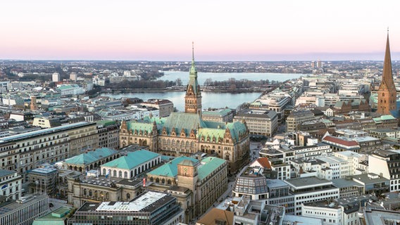 Blick auf das Hamburger Rathaus mit Rathausturm. © picture alliance / imageBROKER Foto: Thomas Lammeyer