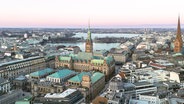 Blick auf das Hamburger Rathaus mit Rathausturm. © picture alliance / imageBROKER Foto: Thomas Lammeyer