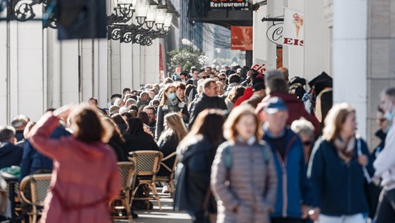 Zahlreiche Menschen gehen am verkaufsoffenen Sonntag auf der Spitalerstraße in Hamburg. (Archivbild) © picture alliance / dpa Foto: Markus Scholz