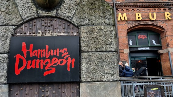 Im Hamburg Dungeon findet eine Geschenke-Tauschaktion statt. © NDR Foto: Screenshot