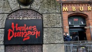 Im Hamburg Dungeon findet eine Geschenke-Tauschaktion statt. © NDR Foto: Screenshot