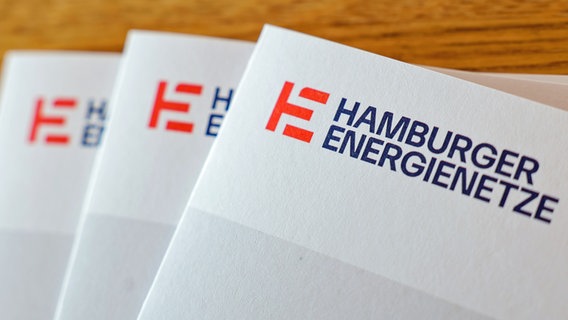 Infomappen mit dem Logo der Hamburger Energienetze GmbH. © picture alliance / dpa Foto: Ulrich Perrey