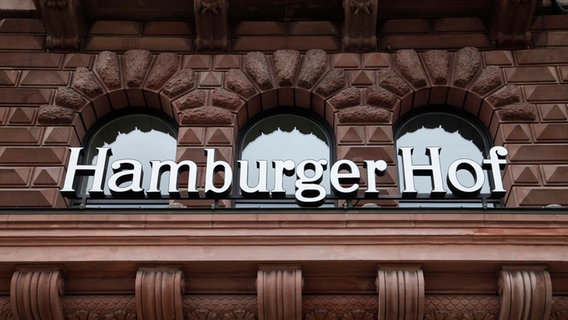 Ein Bild der Außenfassade des Hamburger Hofs mit einem Schild mit der Aufschrift "Hambuger Hof". © picture alliance | SPA 