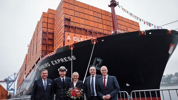 Das Containerschiff "Hamburg Express" der Reederei Hapag-Lloyd liegt bei seiner Taufe am Containerterminal Burchardkai im Hamburger Hafen. Taufpatin Eva-Maria Tschentscher (Mitte) steht vor dem Schiff. © picture alliance / dpa Foto: Christian Charisius