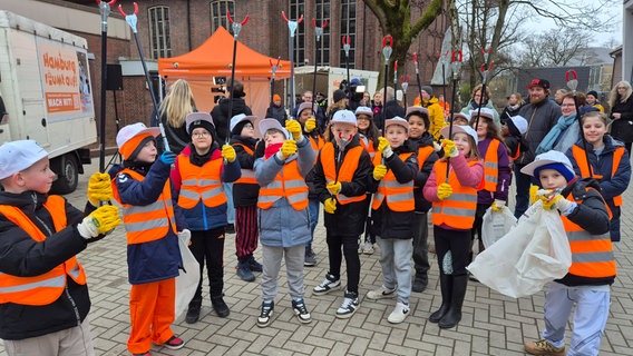 Start der "Hamburg räumt auf"-Aktion in Hamburg. © NDR Foto: Karsten Sekund