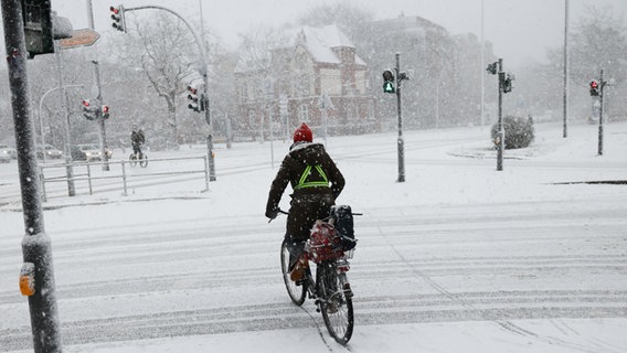 Zwei Radfahrer sind bei starkem Schneefall unterwegs © dpa-Bildfunk Foto: Christian Charisius