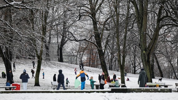 Viele Kinder im Schanzenpark, die den Abhang vor dem Wasserturm auf ihren Schlitten herunter rodeln. © dpa-Bildfunk Foto: Christian Charisius