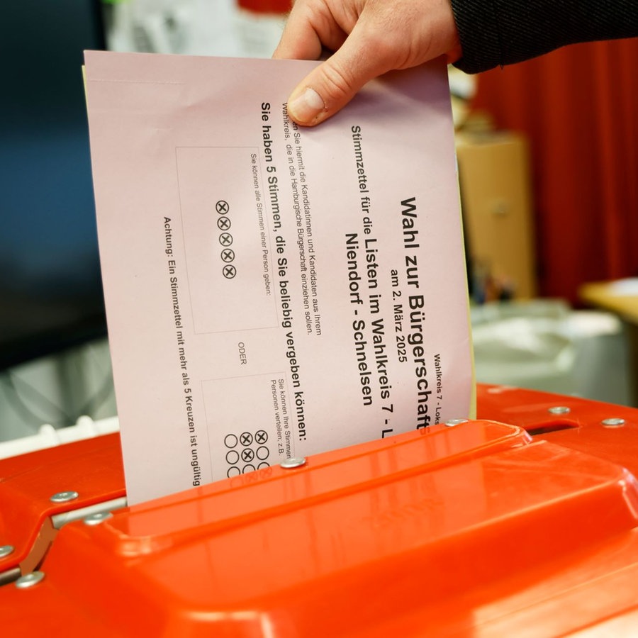 Eine Wählerin steckt ihren Stimmzettel in eine Wahlurne im Wahllokal in der Julius-Leber-Schule in Hamburg-Schnelsen. In Hamburg wird am Sonntag eine neue Bürgerschaft gewählt. © picture alliance/dpa | Georg Wendt Foto: Georg Wendt