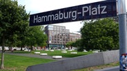 In Hamburg steht ein neues Straßenschild mit der Aufschrift Hammaburg-Platz. © dpa Foto: Marcus Brandt