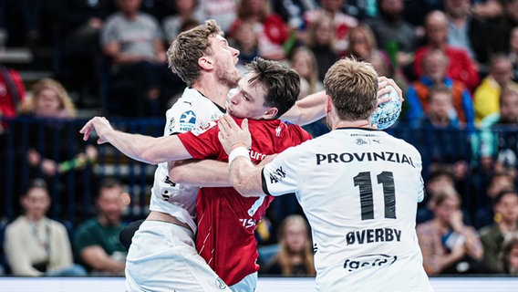 Kein Durchkommen für Leif Tissier (HSV Hamburg, m.): Er wird von zwei Spielern des THW Kiel in einer Partie der Handball-Bundesliga gestoppt. © picture alliance / Eibner-Pressefoto Foto: Marcel von Fehrn