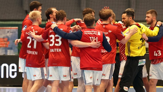 Die Handballer des HSV Hamburg jubeln nach einem Sieg gegen Bietigheim. © picture alliance / dpa Foto: picture alliance / HMB Media