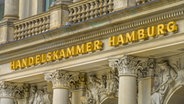 Die Fassade der Handelskammer Hamburg. © imageBROKER | Schoening 