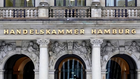 Auf der Fassade des Handelskammer-Gebäudes in Hamburg steht in goldenen Versalien der Schriftzug "Handelskammer Hamburg". © picture alliance/dpa Foto: Rabea Gruber