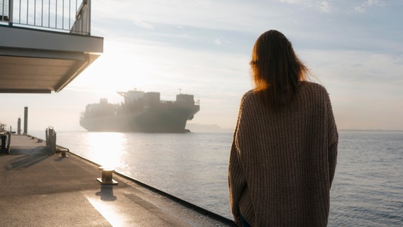 Eine Frau steht alleine am Hafen. © picture alliance / Westend61 Foto: |Joseffson