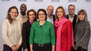 Hendrik Lünenborg (Landesafunkhaus Hamburg) und NDR-Intendant Joachim Knuth zusammen mit Heidrun Albrecht-Seifert (NDR). Andra John (Bürgerstiftung Leitung Philanthropie) und den NDR Moderatoren Julia-Niharika Sen, Yared Dibaba, Harriet von Waldenfels. © NDR/Janis Roehlig Foto: Janis Roehlig