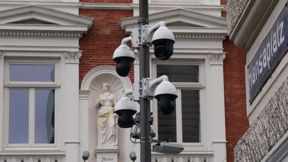 Videoüberwachungskameras sind am Hansaplatz im Stadtteil St. Georg zu sehen. © picture alliance/dpa Foto: Marcus Brandt