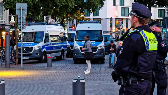 Die Hamburger Polizei kontrolliert am Hansaplatz in St. Georg Menschen. © HamburgNews 