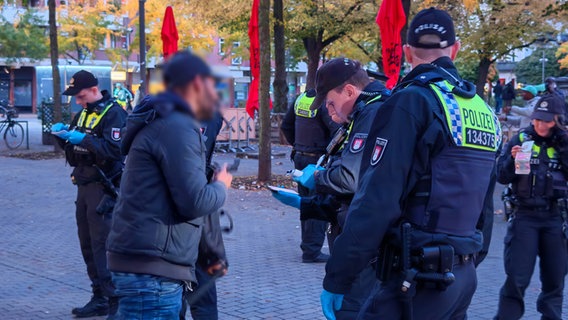 Die Hamburger Polizei kontrolliert am Hansaplatz in St. Georg Menschen. © HamburgNews 