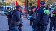 Die Hamburger Polizei kontrolliert am Hansaplatz in St. Georg Menschen. © HamburgNews 