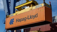 Ein Container der Hamburger Reederei Hapag-Lloyd. © picture alliance / CHROMORANGE Foto: Udo Herrmann