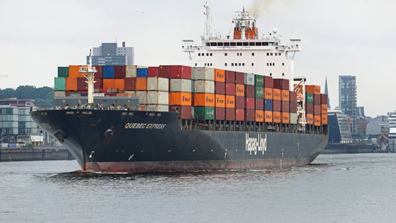 Ein Containerschiff von Hapag-Lloyd fährt in Hamburg auf der Elbe. © IMAGO Foto: Martin Wagner