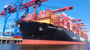 Das neue Containerschiff "Damietta Express" von Hapag-Lloyd wird im Hamburger Hafen beladen. © NDR Foto: Dietrich Lehmann