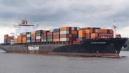 Ein Containerschiff der Hamburger Reederei Hapag-Lloyd fährt über die Elbe. © IMAGO / Martin Wagner 