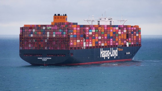 Ein Containerschiff der Hamburger Reederei Hapag-Lloyd (Archivfoto) © IMAGO Foto: Martin Wagner