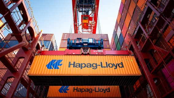 Container werden durch einen Kran von Bord der am Burchardkai im Hamburger Hafen liegenden "Berlin Express" gehoben. Das Containerschiff ist der größte Frachter, der jemals unter deutscher Flagge gefahren ist. © picture alliance/dpa | Jonas Walzberg Foto: Jonas Walzberg