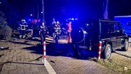 Mehrere Einsatzkräfte an einem Unfallort in Harburg. © Lenthe-Medien/Presang 