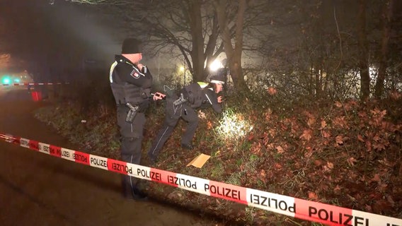 Die Polizei sucht Böschung mit Taschenlampen ab. © Nonstopnews Foto: Screenshot