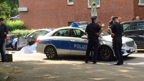 Nach tödlichen Schüssen auf einen Autofahrer in Hamburg-Harburg ermittelt die Polizei. © NDR Foto: Christian Wolf