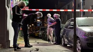 Polizisten arbeiten an einem Tatort in Harburg. Ein Mann ist bei einem Streit dort mutmaßlich angegriffen und tödlich verletzt worden. © picture alliance / dpa Foto: Steven Hutchings