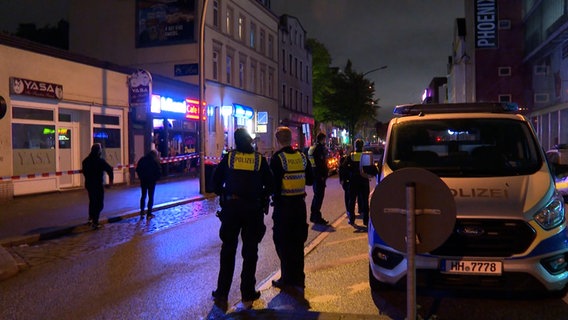 Polizisten bei einem Einsatz nach einer Schießerei im Phoenix-Viertel in Hamburg-Harburg. © TV News Kontor Foto: Screenshot