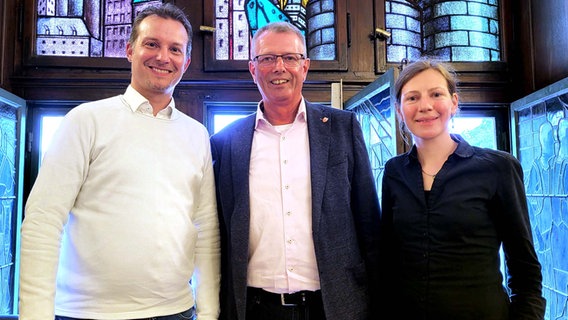 Holger Böhm (Mitte, SPD) ist der neue Vorsitzende der Bezirksversammlung, Robert Timmann (CDU) und Britta Ost (Grüne) sind seine Stellvertreter. © NDR Foto: Karolin Weiß