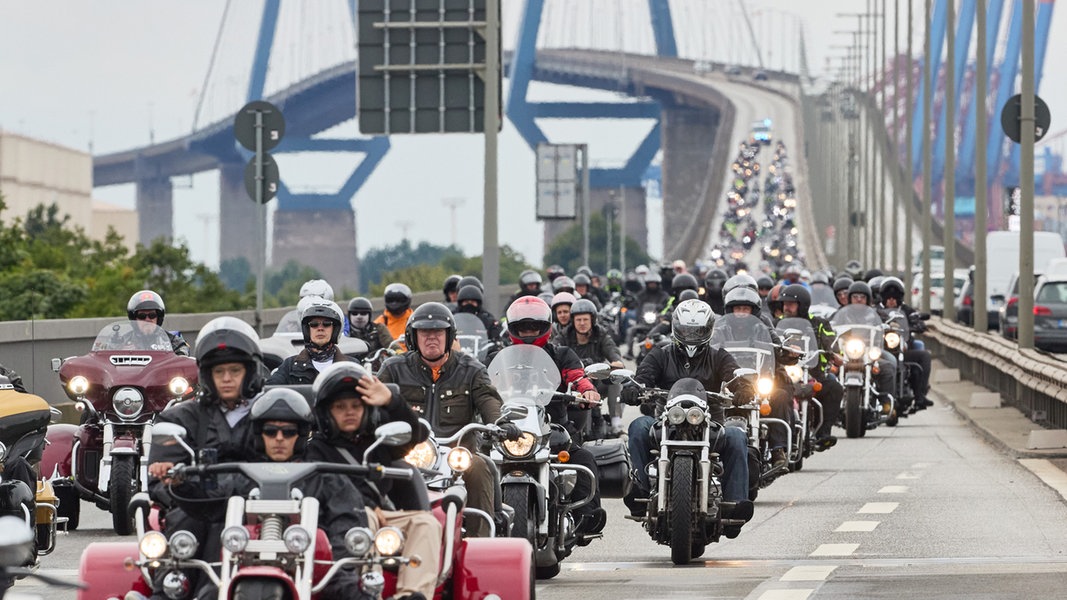 Teilnehmer der Hamburg Harley Days Parade fahren über die Köhlbrandbrücke.
